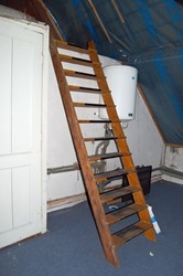 <p>De vliering boven het woongedeelte is bereikbaar via een laddertrapje. </p>
